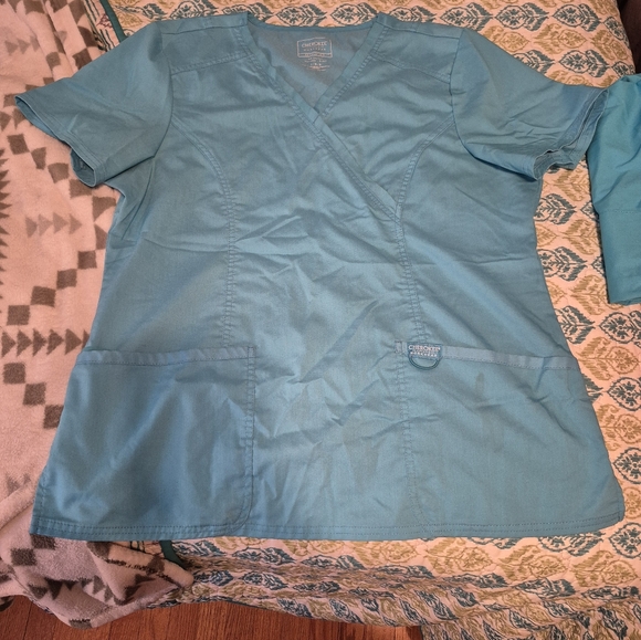 Mixed assortment of scrub tops & bottoms - Picture 4 of 14